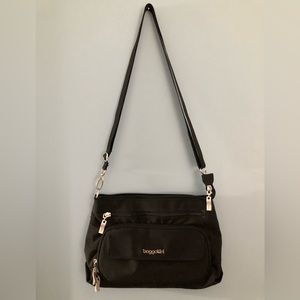 Baggallini, Original RFID Everyday Crossbody Bag, Black w/ sand interior.